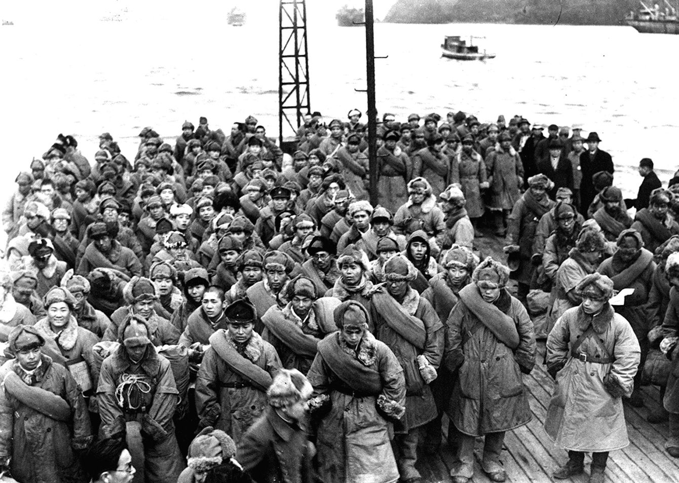 1946年、第二次世界大戦後にシベリア抑留から帰還し、舞鶴港で下船を待つ日本人捕虜たちの様子。