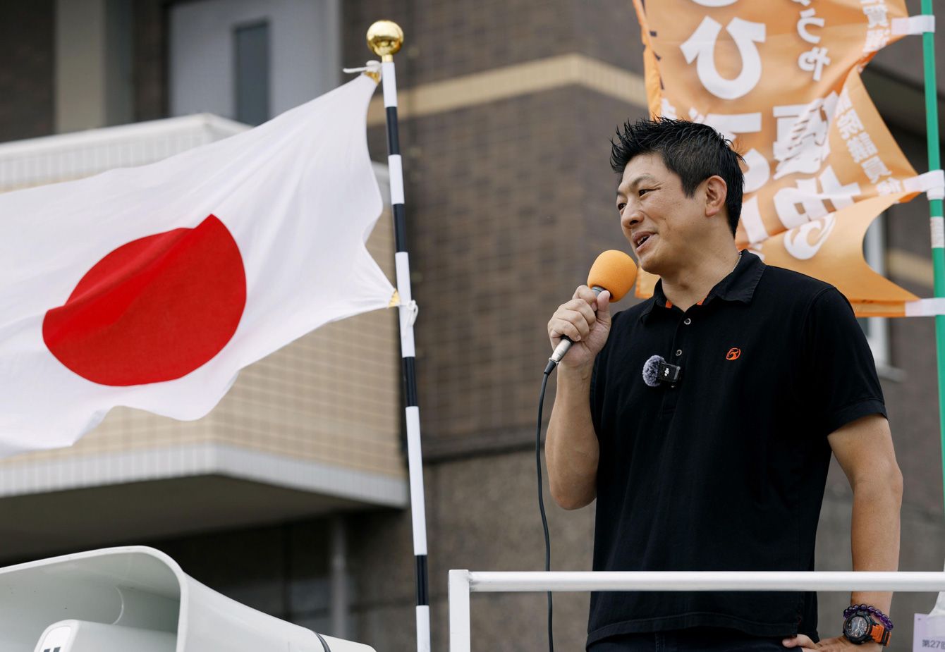 参政党の神谷宗幣代表が街頭で支持を訴える様子。2025年7月12日、佐賀県鳥栖市にて。