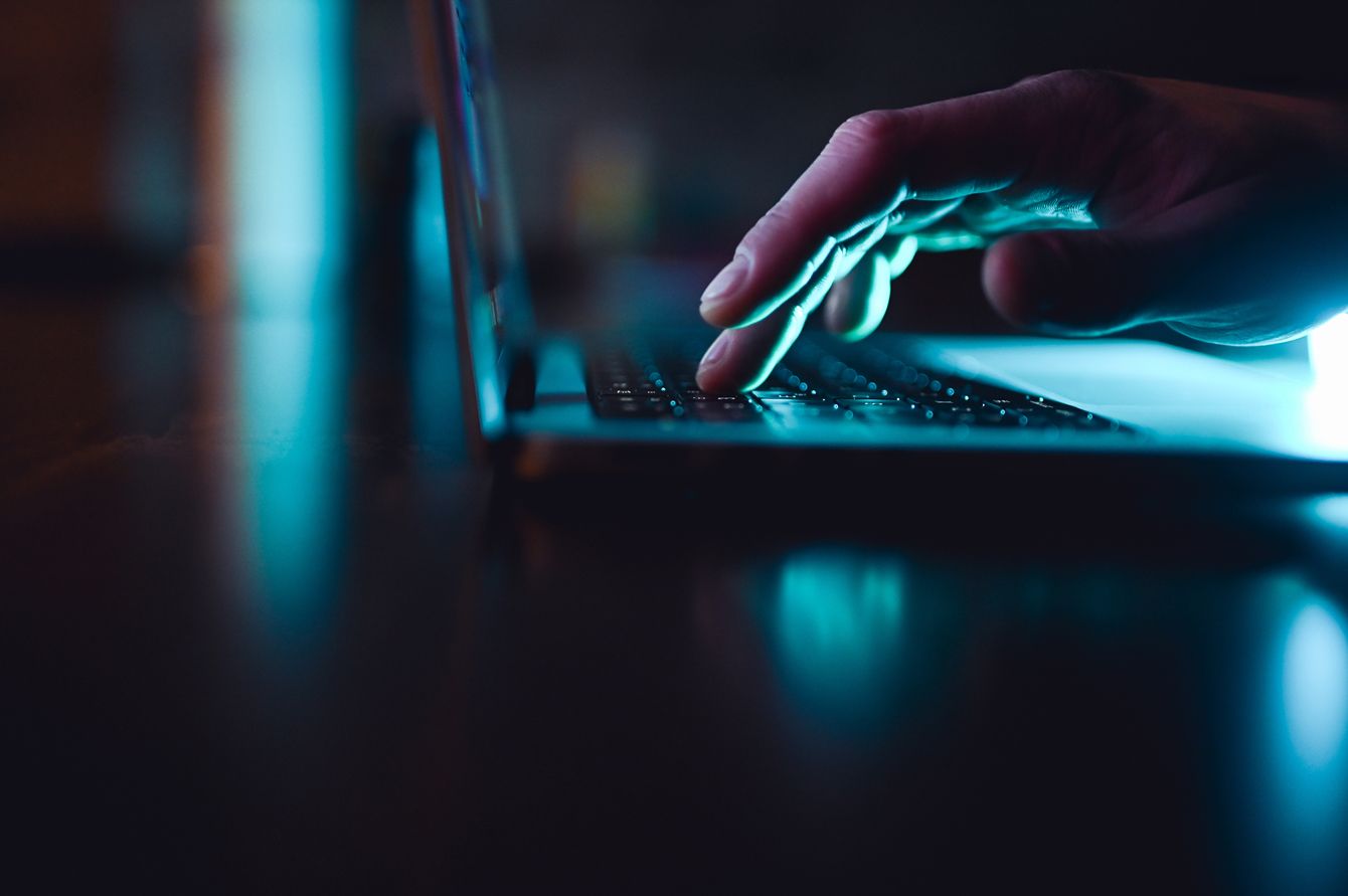 SNSにおける情報操作が人々の認識に与える影響を示すイメージ写真