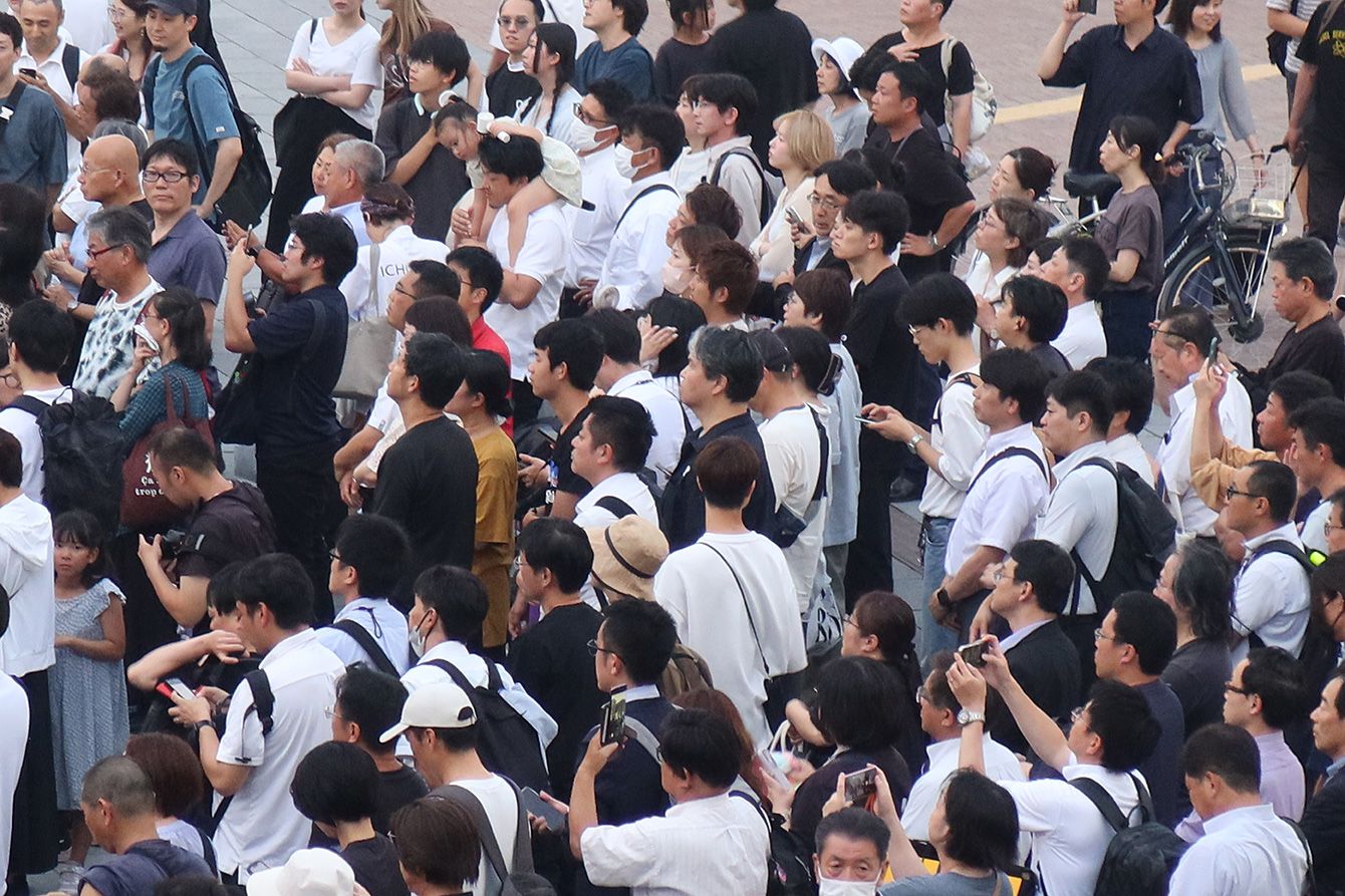 参院選の選挙運動中、候補者の演説に耳を傾ける有権者の聴衆