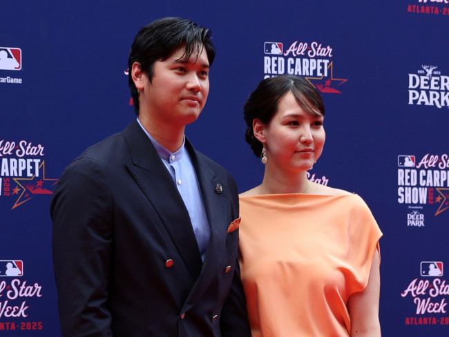 大谷翔平、真美子さんと手をつないでレッドカーペットに登場