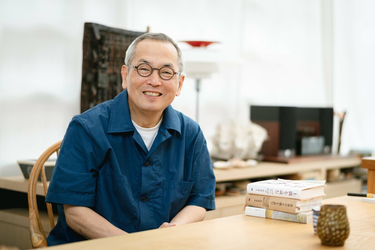 料理研究家 土井善晴氏の肖像。日本の米価格高騰と食糧問題について語る