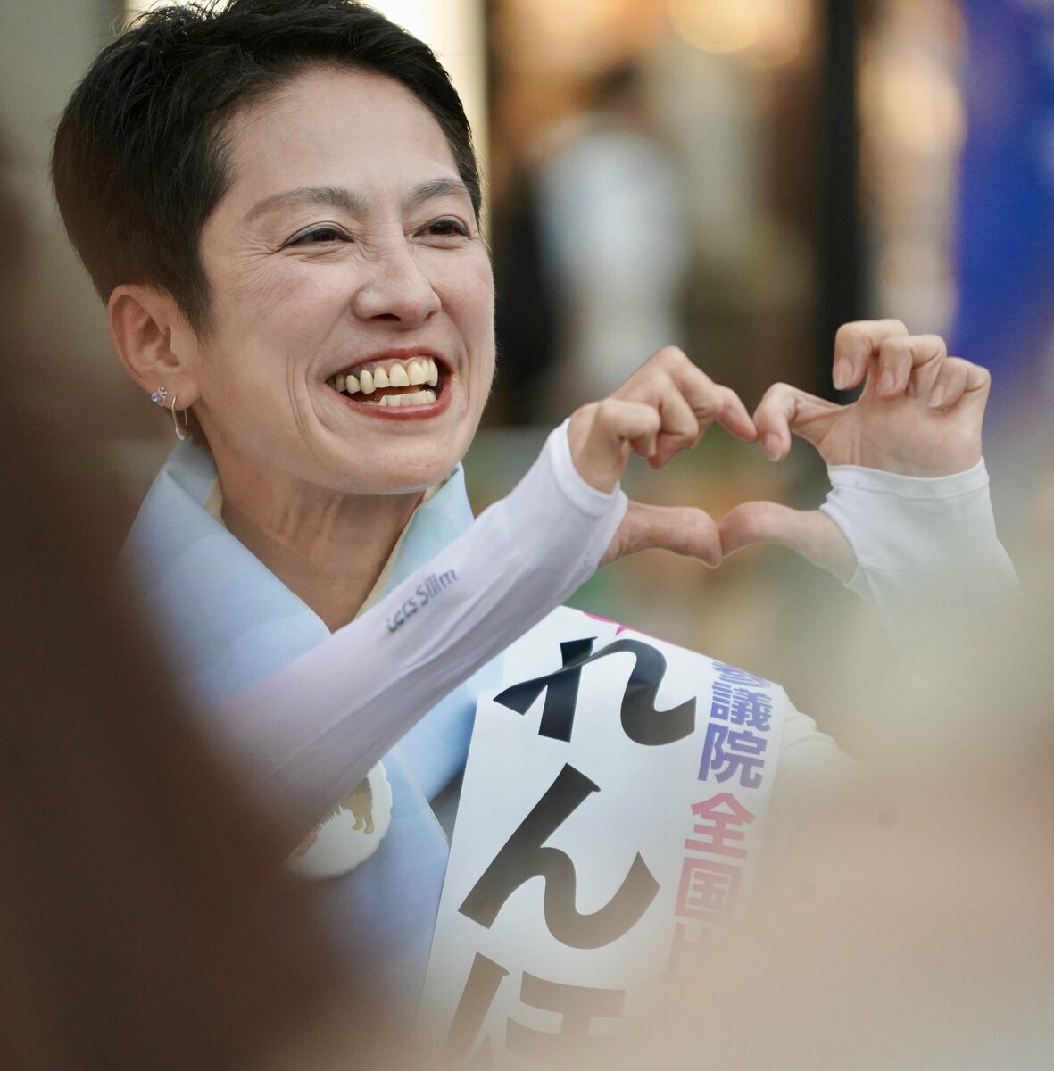 参院選比例区候補として街頭演説を行う蓮舫氏。聴衆に自身の政策と再挑戦への決意を訴える姿。