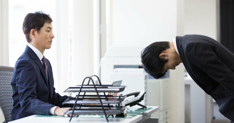 退職を考える従業員のイメージ：職場での人間関係の悩みが反映された表情