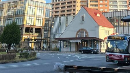 東京・国立の象徴、特徴的な三角屋根を持つ旧国立駅舎