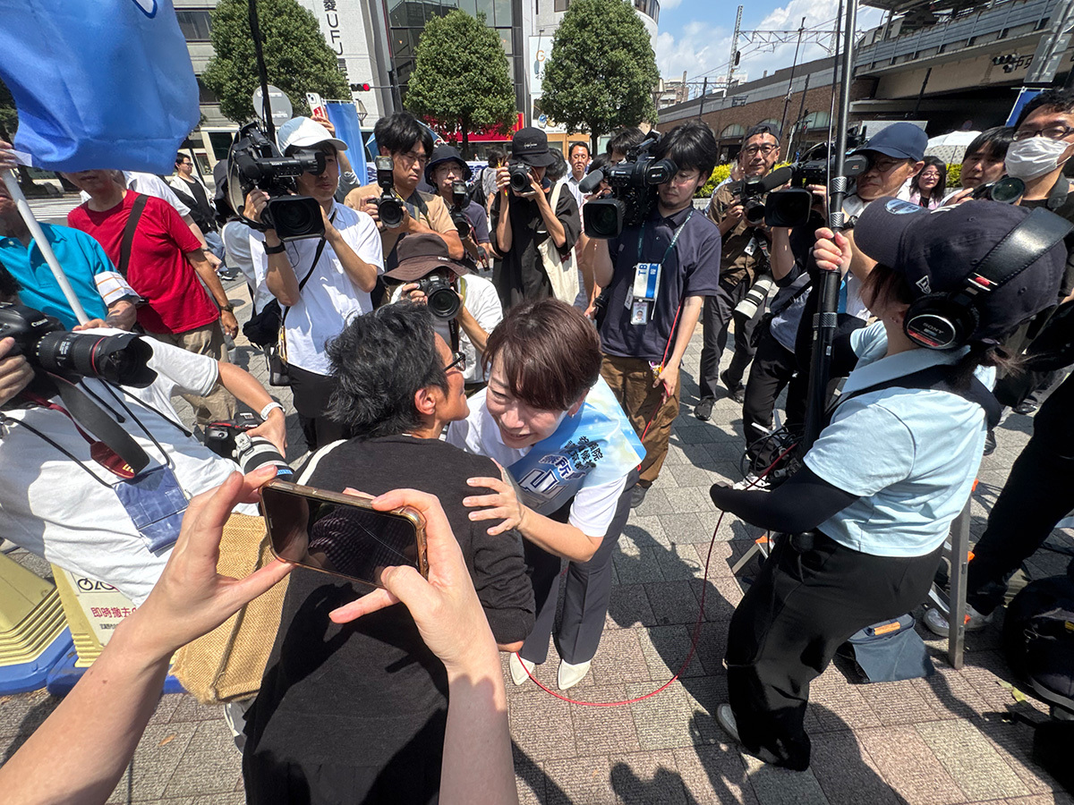 山尾志桜里氏が真剣な表情でカメラを見つめるポートレート写真