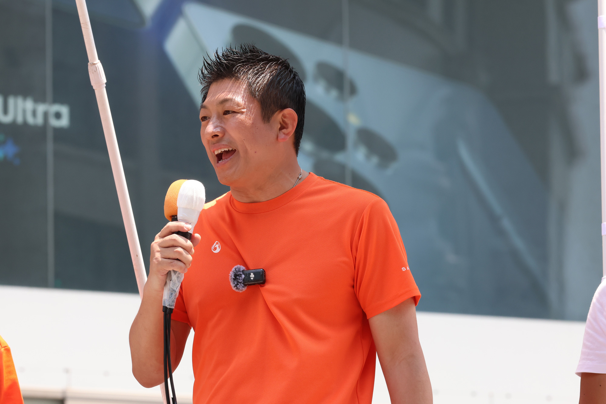 街頭演説で熱弁を振るう参政党の神谷宗幣代表、その特徴的なヘアスタイル