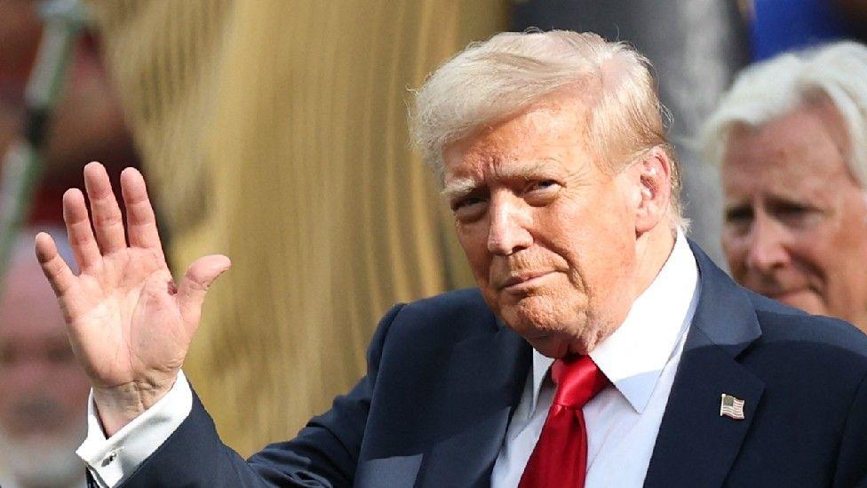トランプ大統領がマイクの前で演説する様子。単独インタビューで彼の本音が語られた。