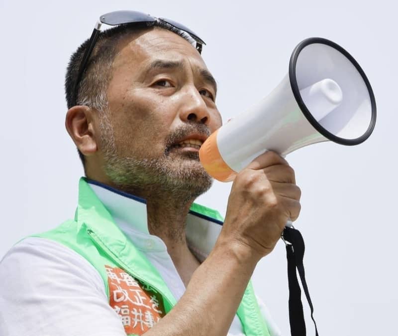 前川彰司氏が再審法改正を訴える様子。福井市内で街頭に立ち、故桜井昌司氏から受け継いだベストを着用している。