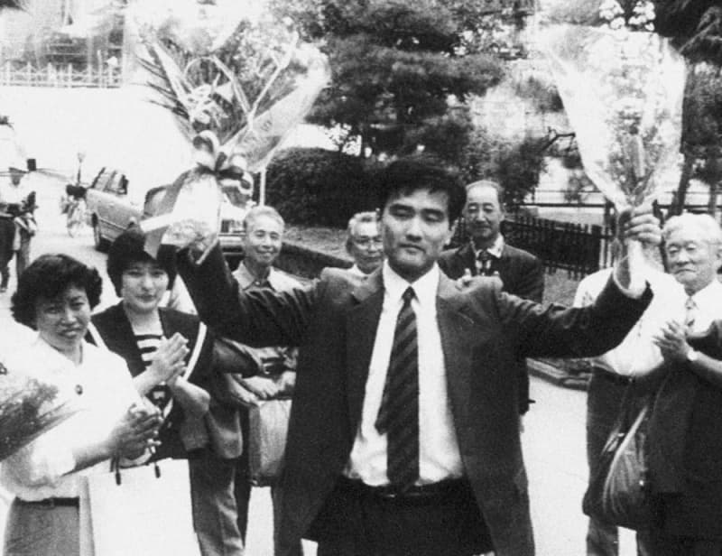 前川彰司氏が支援者に迎えられ、福井市で釈放される瞬間。一審での無罪判決後の喜びと、その後の再審への道筋を示す重要な一枚。