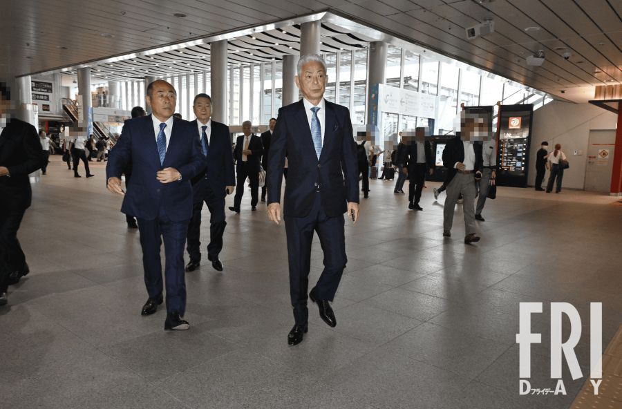 朝の新横浜駅で、センチュリーに乗った稲川会内堀会長と警戒にあたる捜査員たちの様子