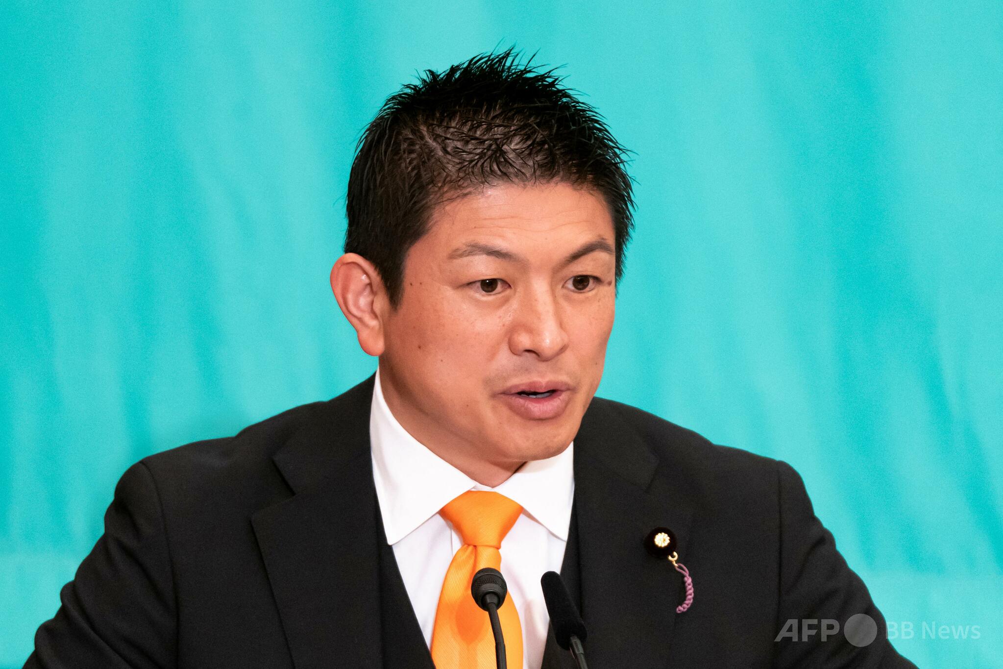 東京都内の日本記者クラブで開催された党首討論会で、参政党の神谷宗幣代表が自党の政策について発言している様子。
