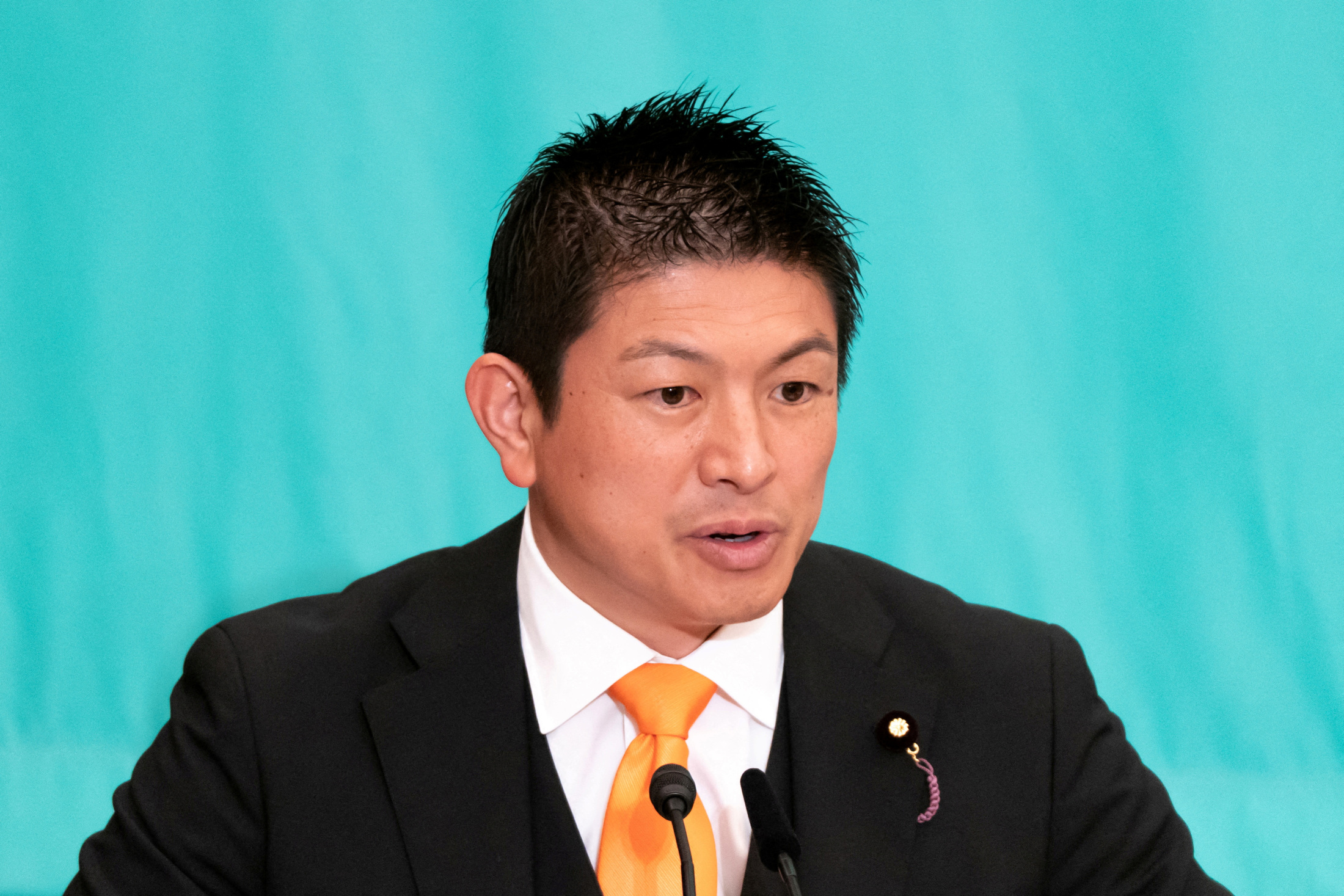 参政党の神谷宗幣代表。外国人受け入れや男女共同参画に批判的な立場を取り、「日本人ファースト」を掲げる新興右派政党の顔として、参院選での支持拡大が注目されています。