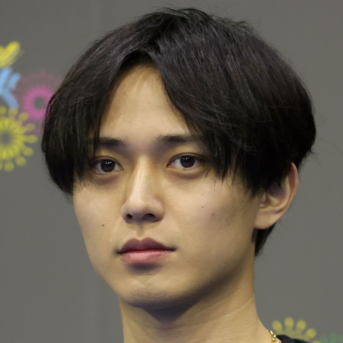眉間に皺を寄せ、何か考え込んでいる様子のKing & Prince永瀬廉