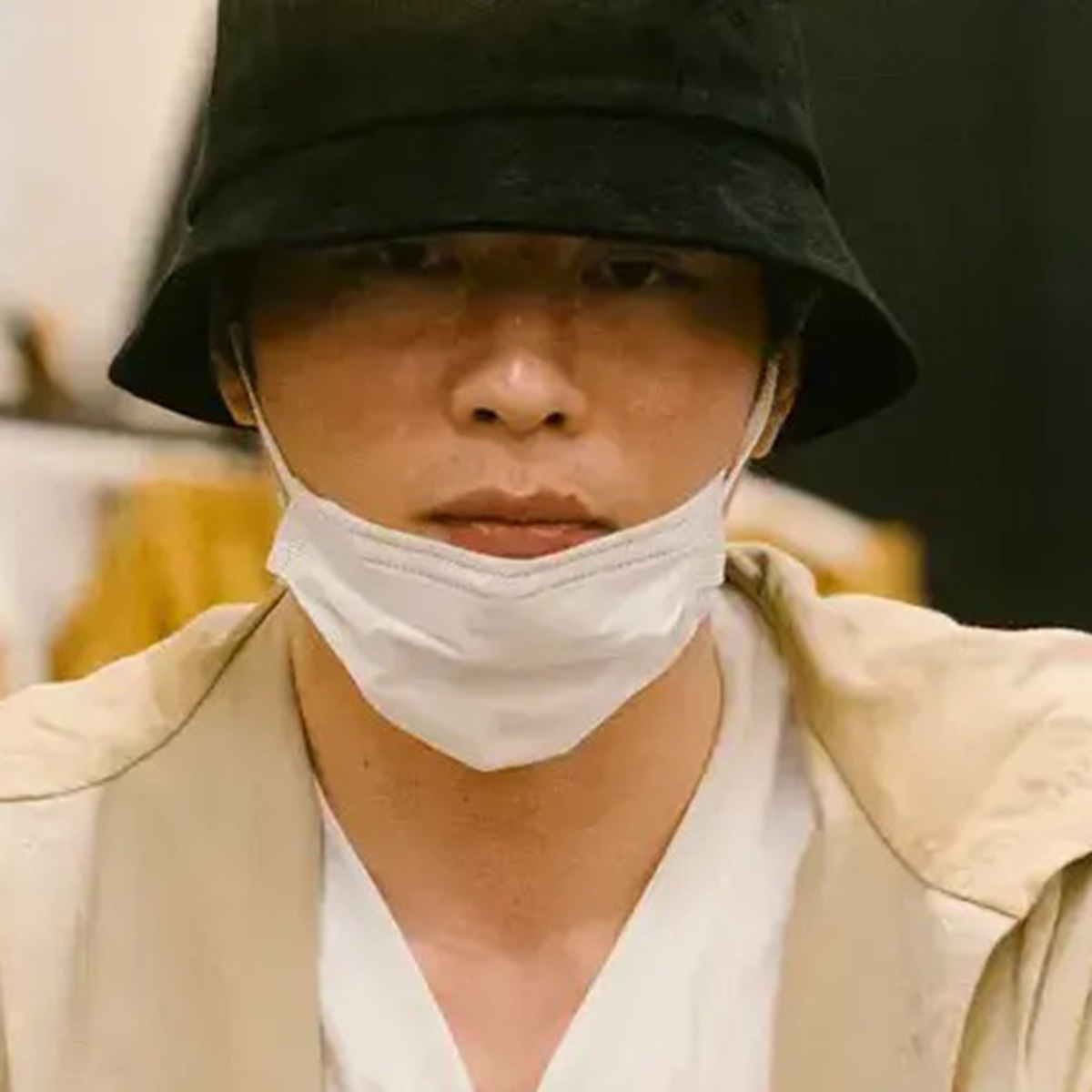 ポーカー世界大会「WSOP」に出場し、真剣な表情でカードを見つめる俳優・田中圭。米ラスベガスでの歴史的瞬間を捉えた写真。