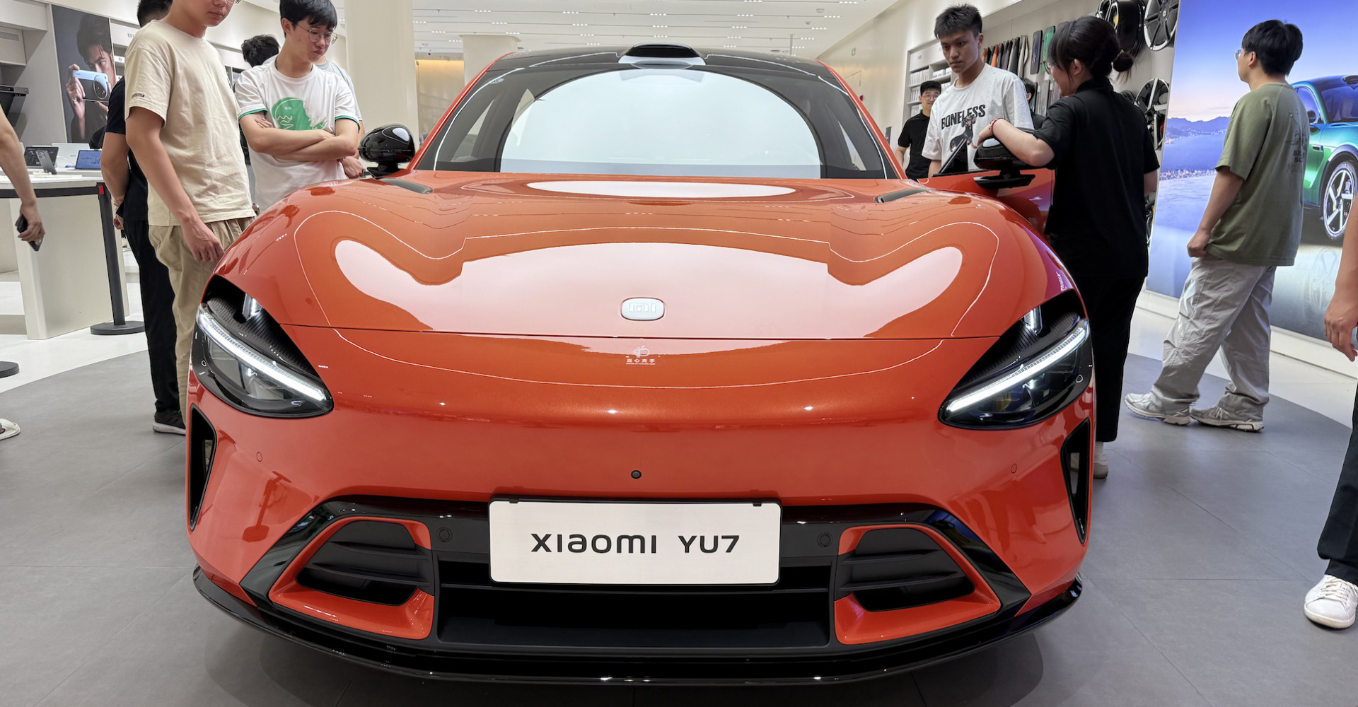 シャオミ創業者である雷軍CEOが、同社初の電動SUV「YU7」の納車式で顧客と握手する様子。