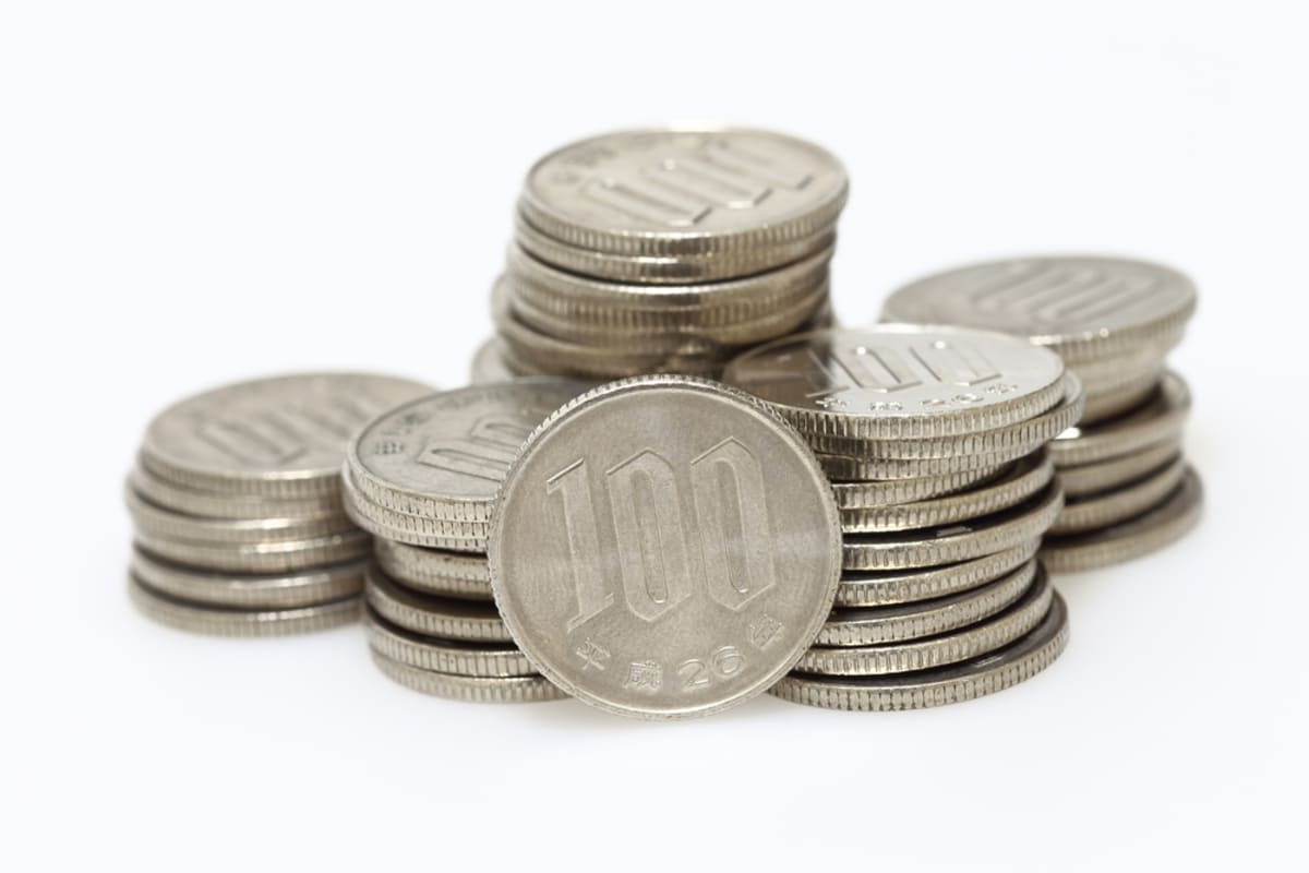 小銭貯金として「100円玉」が500枚貯まったので、窓口で入金