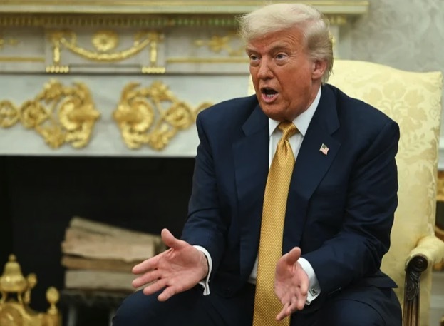 トランプ前大統領がバーレーンのサルマン・ビン・ハマド・アル・ハリファ皇太子とホワイトハウスで会談している様子。エプスタイン文書に関する質疑応答も行われた。