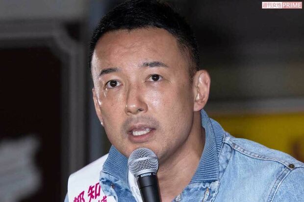 れいわ新選組代表の山本太郎参議院議員が農家訪問時に深々と頭を下げる姿。