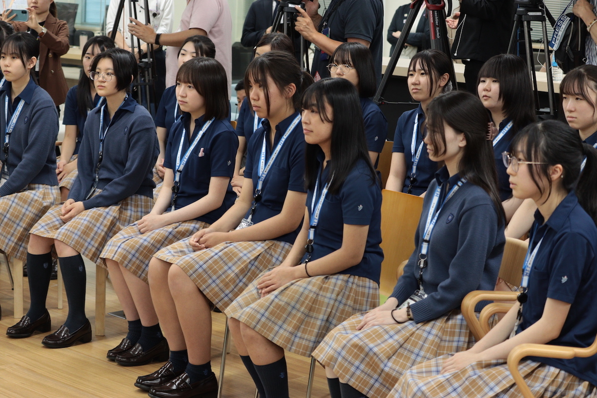2025年6月11日、GovTech東京のオフィスでSTEM分野の女性職員と交流する品川女子学院の生徒たち