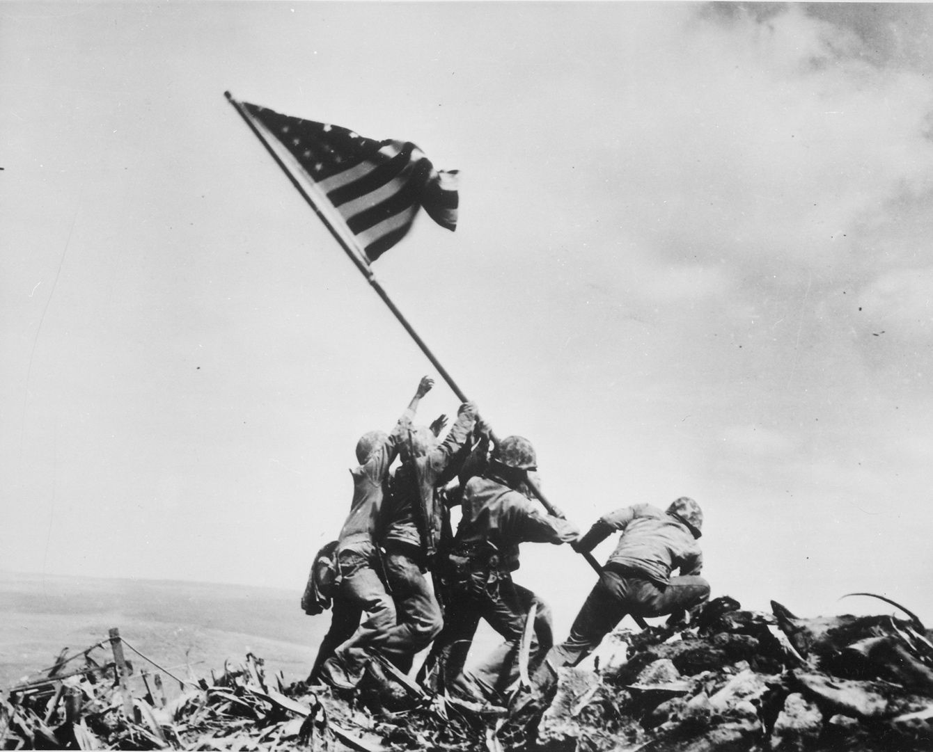 硫黄島の戦いにおけるアメリカ軍の星条旗掲揚。象徴的な光景の裏に知られざるドラマが存在します。
