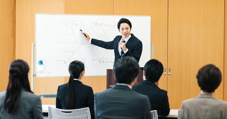 日本の企業研修の現状を示すイメージ図。会議室で資料を見ながら研修を受けるビジネスパーソンの様子。