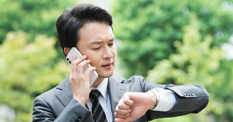 職場で同僚と真剣に議論するビジネスパーソンたち