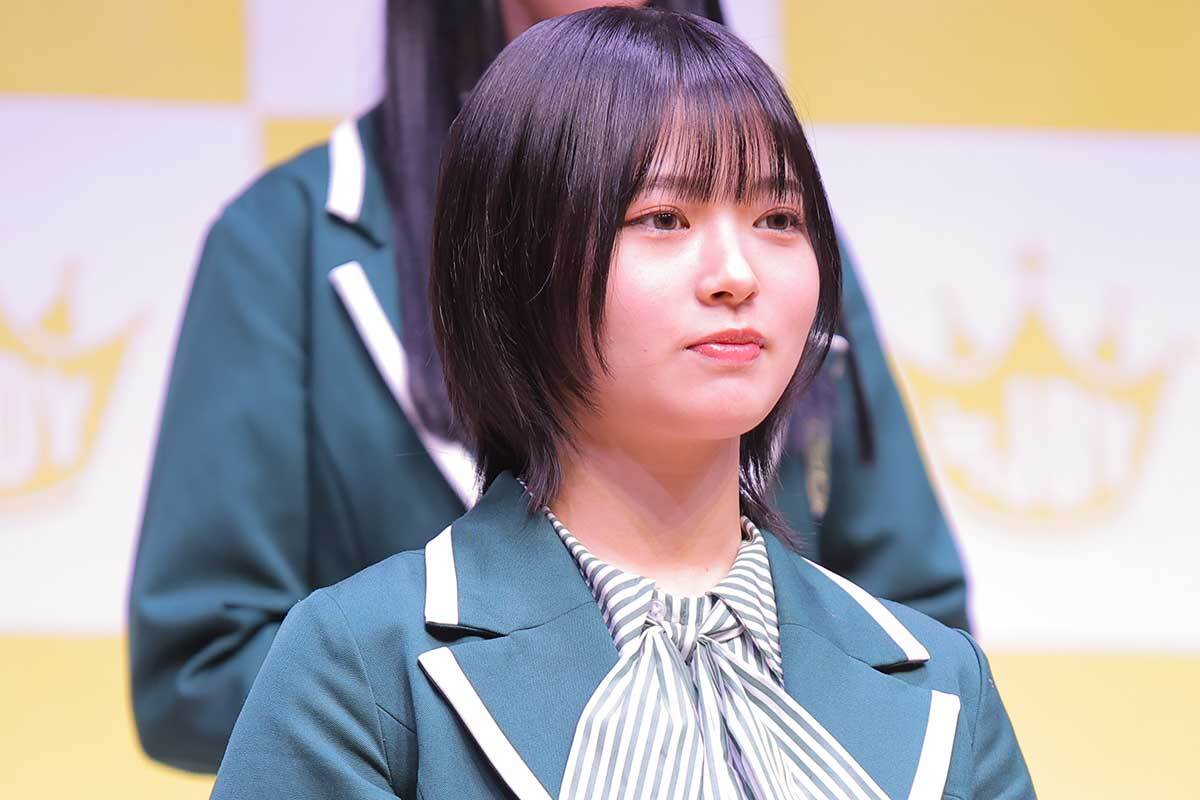 笑顔でトークする≒JOYの江角怜音。露天風呂での熊遭遇体験を明かす