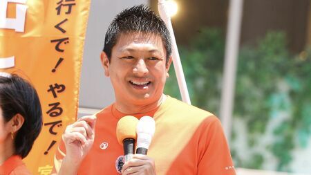 「日本人ファースト」を掲げる政策が支持を集める一方、排外主義的と批判される参政党の集会風景。