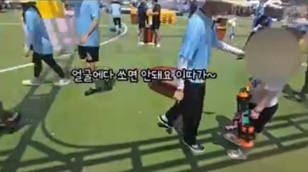 韓国のキッズカフェで、水鉄砲で遊ぶ少年を注意するスタッフ。SNSで話題となった問題行動の瞬間を捉えた画像。