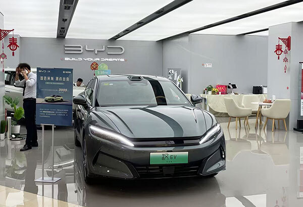 中国上海市内のBYD販売店で閑散とする店内風景。中国EV市場の販売不振を示す状況。