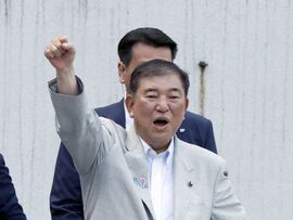 参院選での演説に臨む政治家。選挙結果が市場に与える影響に注目が集まる。