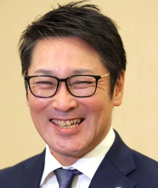 私服姿で激変した元木大介氏の全身ショット。韓国ヴィンテージのパンツとパーマヘアで新しいスタイルを披露している。