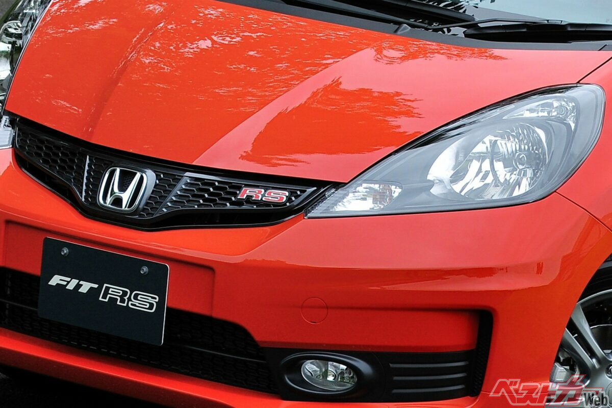 黄ばみが進行した旧型車のヘッドライトと透明感を保つ最新モデルのヘッドライトの比較