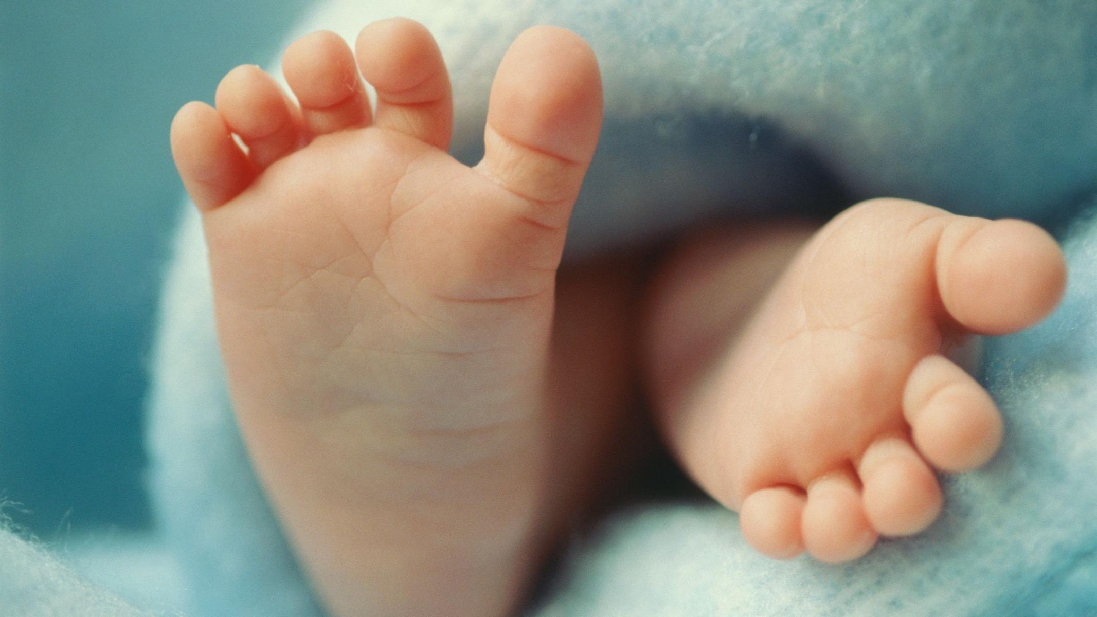 3人のDNA技術で誕生し、遺伝性疾患を回避した元気な赤ちゃんのイメージ。英国の画期的な生殖医療の成功を示す。