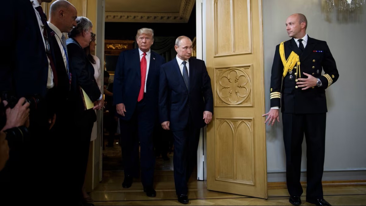 2018年7月、フィンランドのヘルシンキで開催された会談に臨む当時のトランプ米大統領とプーチン露大統領。両国の首脳会談の様子を示す一枚。