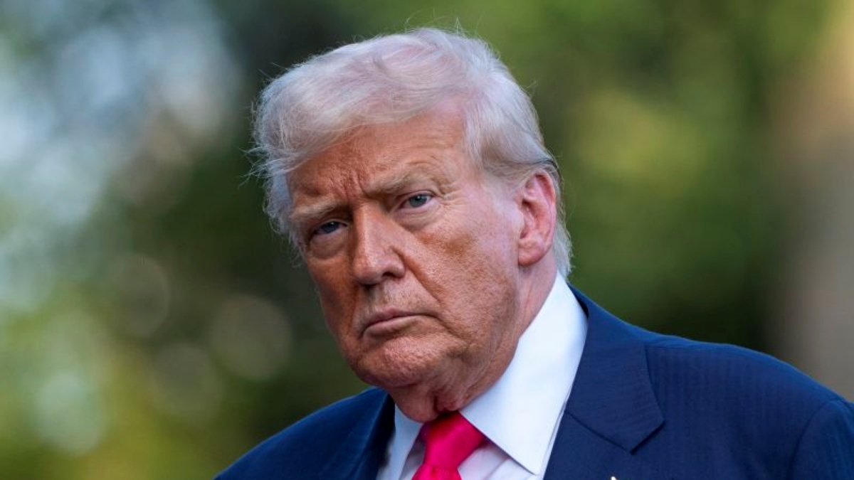 ホワイトハウス南庭で会見に応じるドナルド・トランプ前大統領。エプスタイン事件を巡る発言で支持者との間に緊張が高まっている。