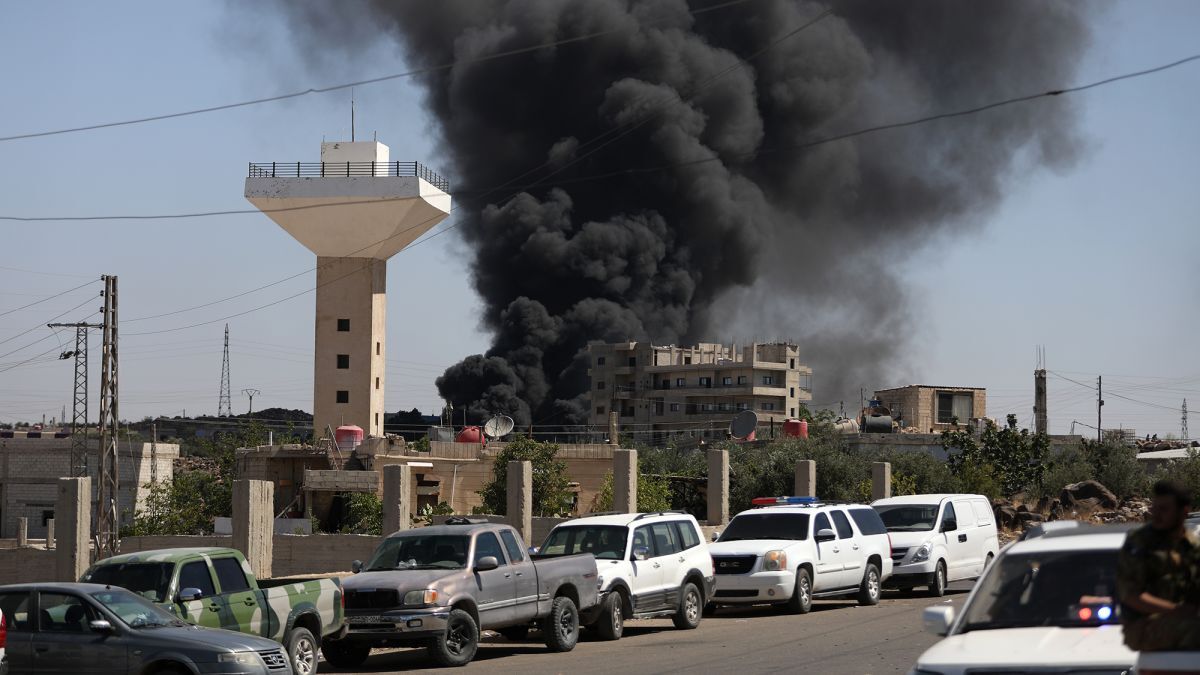 シリア南部スウェイダで激化する衝突、立ち上る黒煙と緊急介入の必要性