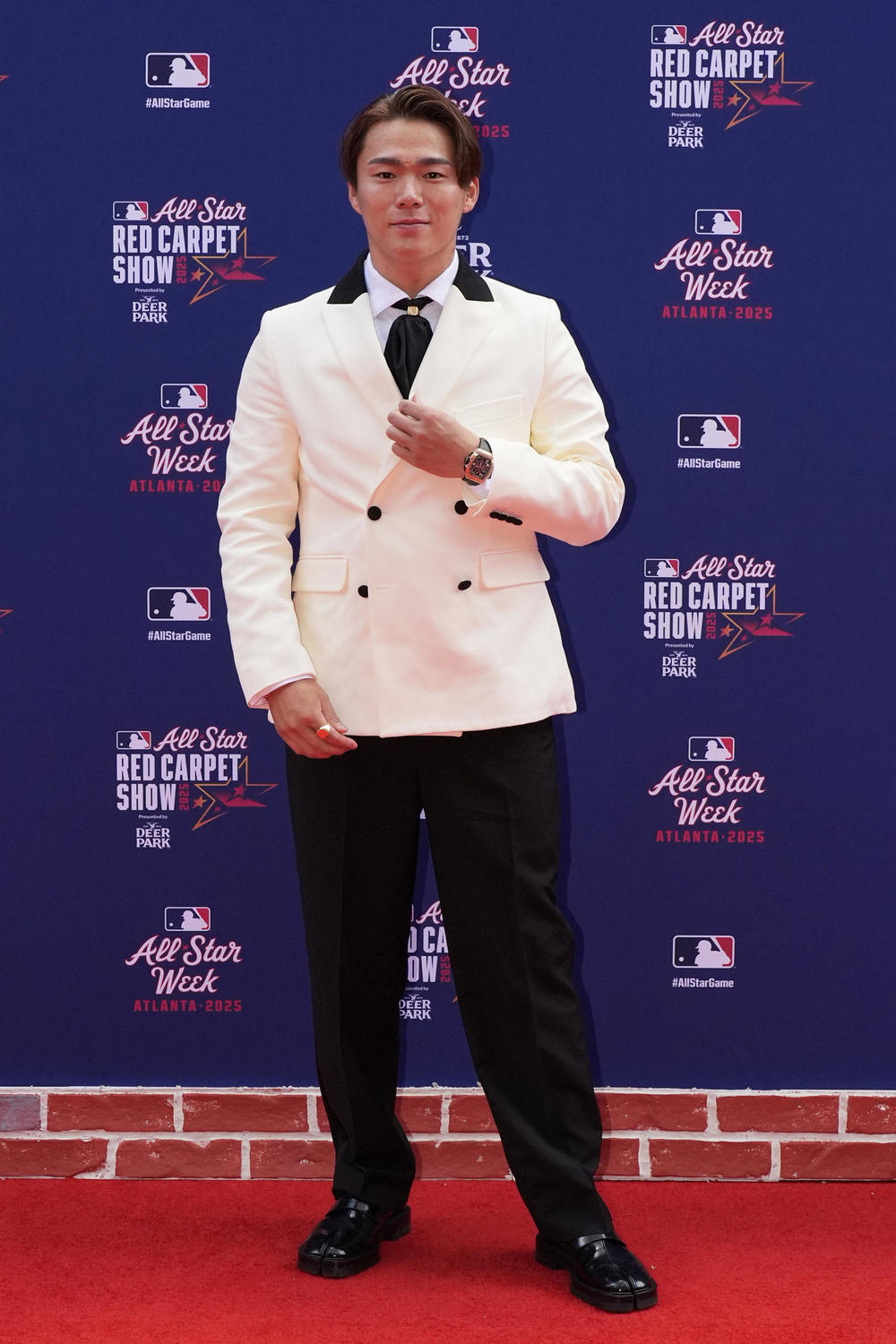 山本由伸の超高級時計にスーパースターも興味津々「時計で
