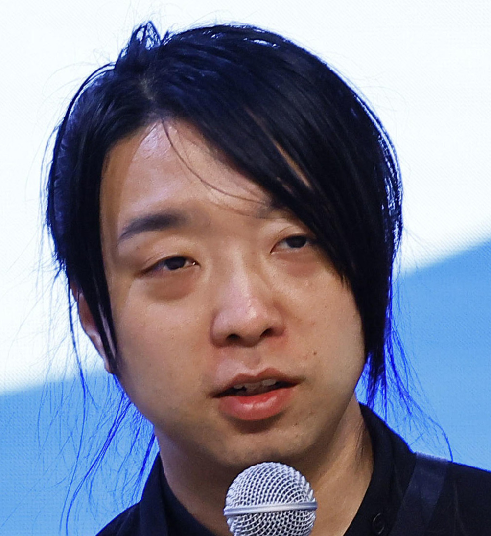 メディアアーティストでありNewsPicksの党首討論の進行を務めた落合陽一氏の姿。