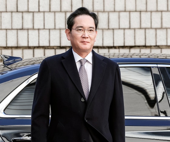サムスン電子の李在鎔会長が、AI半導体市場での競争力強化に向けた経営課題に直面している様子。