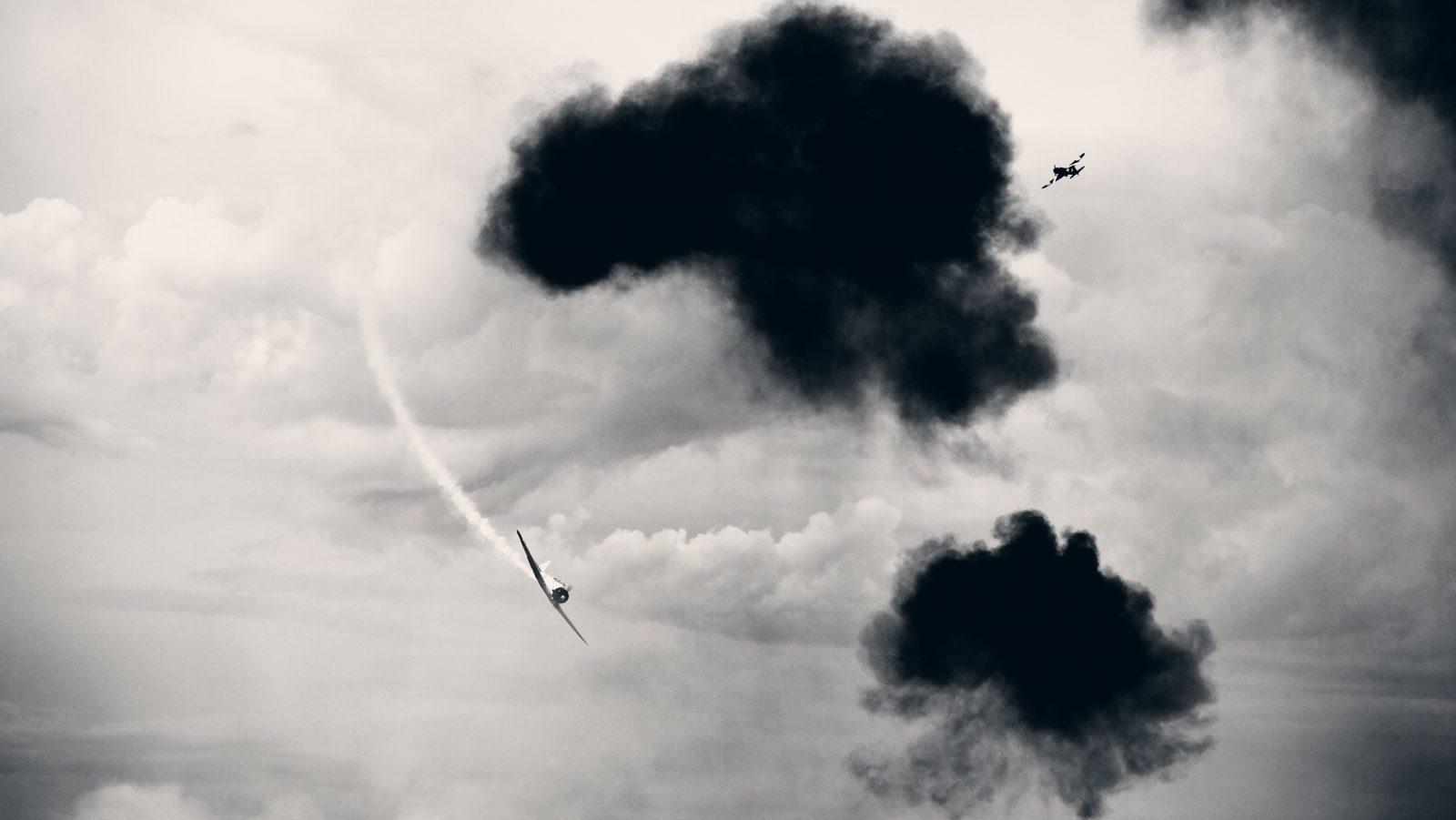 第二次世界大戦、または太平洋戦争の始まりを象徴する歴史的な情景。日中戦争との連続性に着目した解説記事のイメージ。