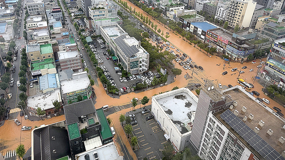 17日、時間あたり最大86mmの大雨に見舞われた光州光山区の尖端交差点で、広範囲にわたる道路冠水が発生している様子。
