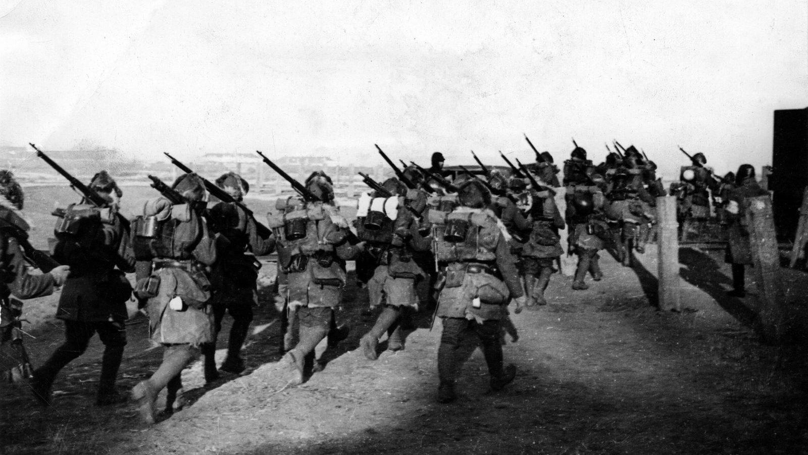 満洲事変から日中戦争、大東亜戦争へと続く「15年戦争史観」を示す概念図。日本の歴史的転換点を示唆する。