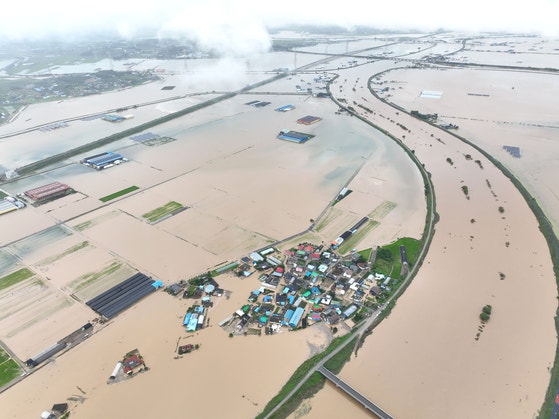 忠清南道礼山郡で濁流に沈む集落の様子、記録的な集中豪雨による深刻な浸水被害