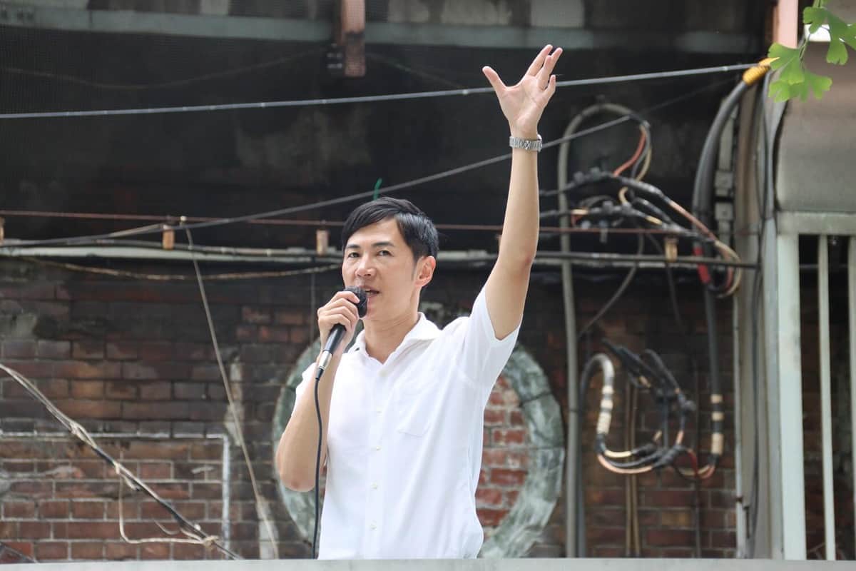 石丸伸二氏が街頭演説で聴衆に語りかける様子。選挙期間中の熱心な活動を象徴。