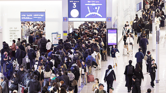 夏季繁忙期を前に、仁川国際空港第1ターミナルの出国ロビーで搭乗手続きに並ぶ多くの旅行者。夏の韓国旅行の混雑状況を示唆する光景。