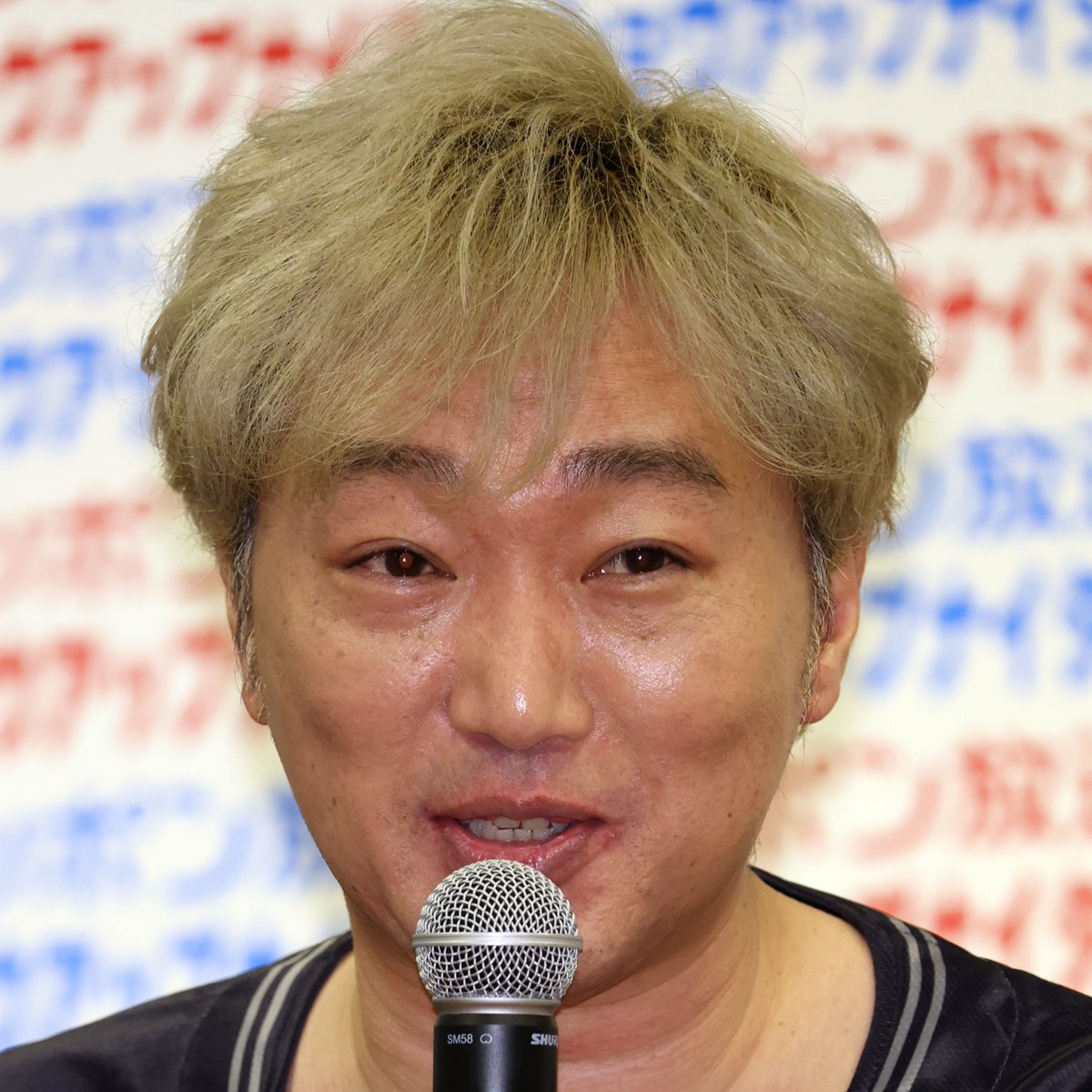 自粛期間中に激変したスピードワゴン小沢一敬の姿。黒い服装でコンビニの袋を持つ小沢氏。