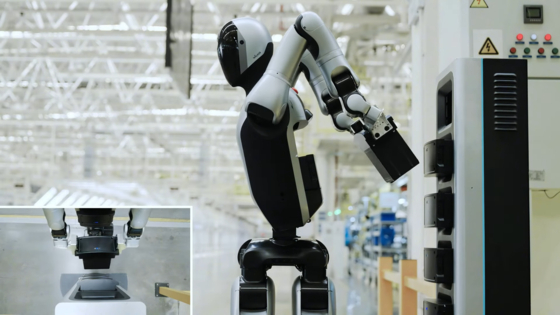 UBTECHの新型ヒューマノイドロボットWalker S2が自律的にバッテリー交換を行う様子