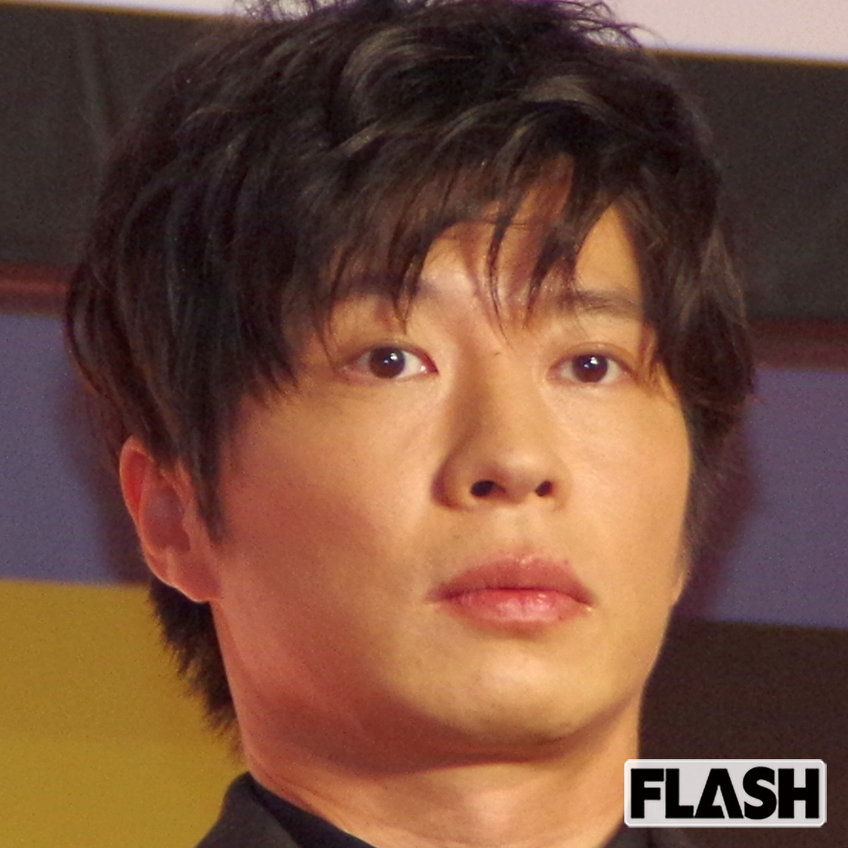 バケットハットとマスク姿でポーカー世界大会に出場する俳優・田中圭